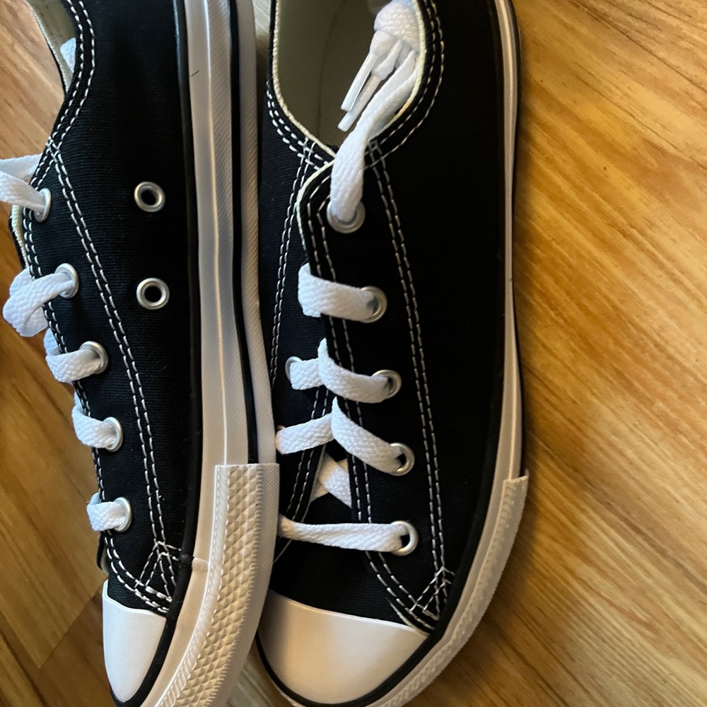Converse low top chuck taylor all stars. Size kids 3. New in box!